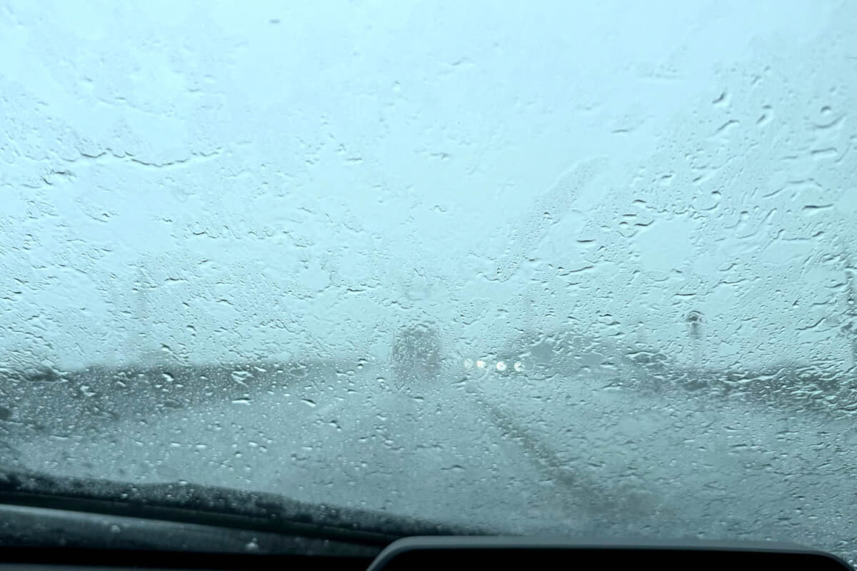 宇都宮に入った頃に北関東特有の局地的雷雨に見舞われ、道路が渋滞するのとともに、エアコン、ヘッドライト、ワイパーと電力を使っていく