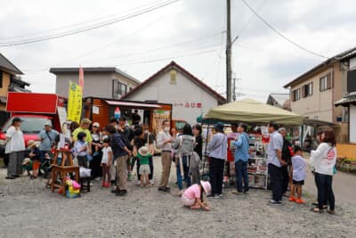 ロンドンバスの乗車場所となった佐賀銀行塩田支店駐車場には、イベント終了まで体験乗車希望のお客さんの長蛇の列が続いた