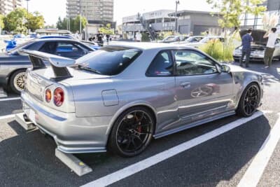 日産 R34型 スカイラインGT-R：リアウイングにはスーペリアのハイマウントステーを使用して純正のGTウイングを高い位置にマウントしている