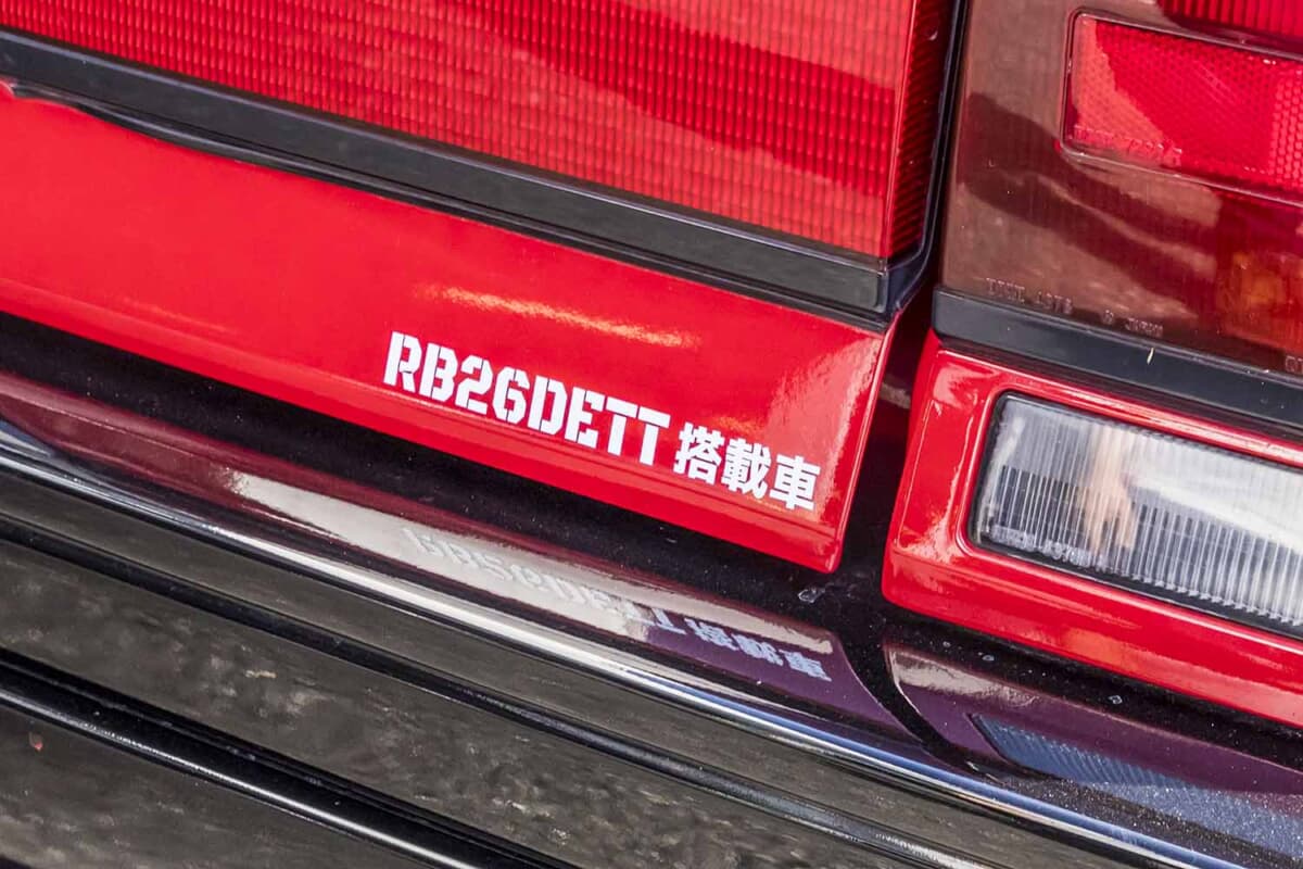 日産 R31型 スカイライン：リアに「RB26DETT搭載車」ステッカーを配する