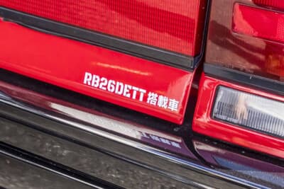 日産 R31型 スカイライン：リアに「RB26DETT搭載車」ステッカーを配する