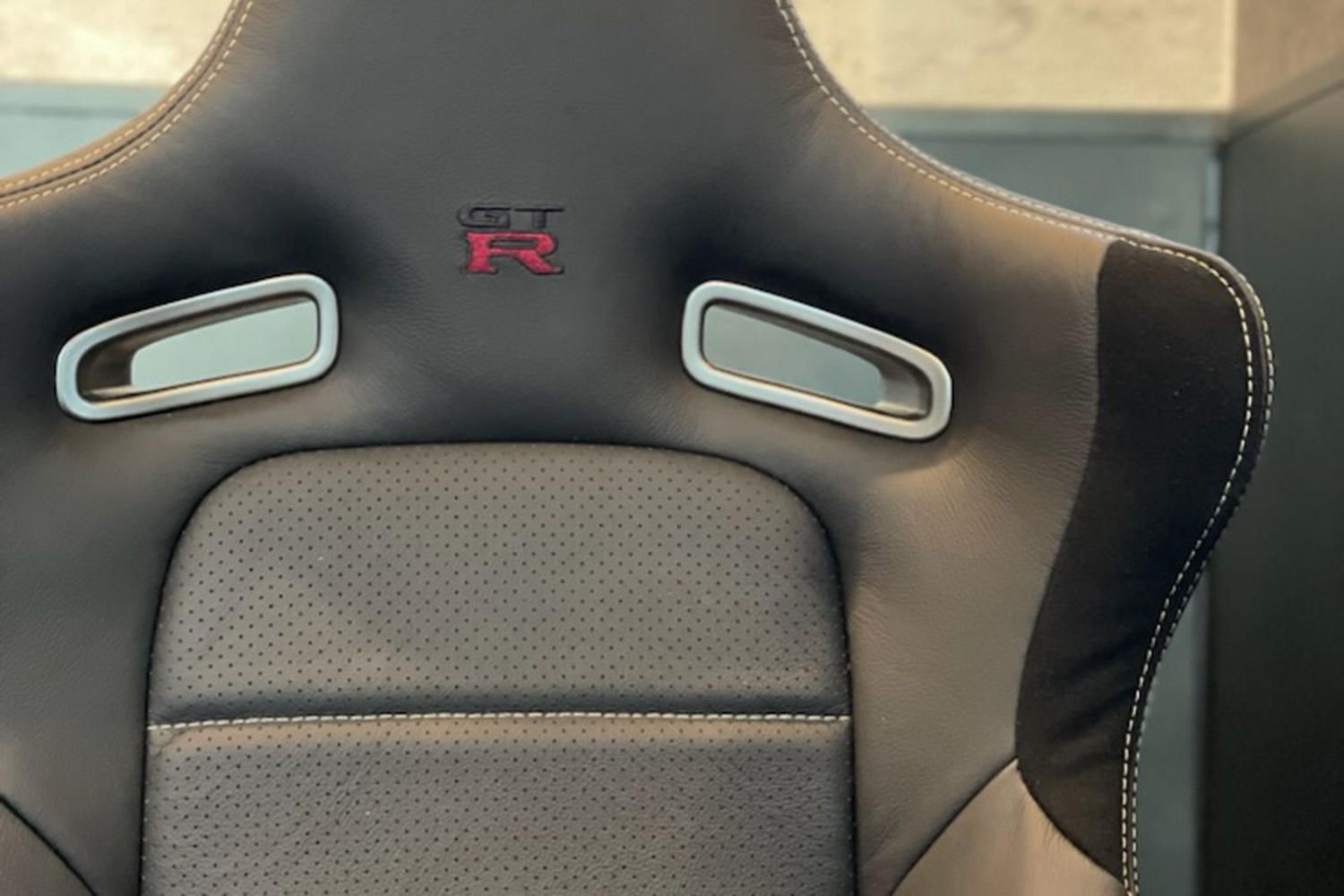 GT-Rオーナーに朗報】ロブソンレザーの公認ロゴ入りアイテムの継続決定