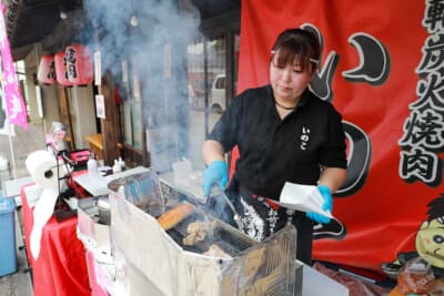 本通りでは地元のお店の方々によるケータリングも実施された