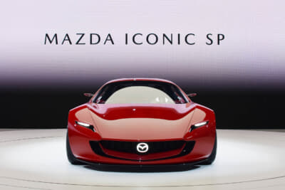 ボディは鮮やかな赤のマツダ「MAZDA ICONIC SP」