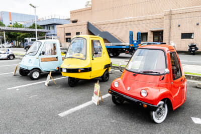 小さくてカラフルなマイクロカーたちが並ぶ