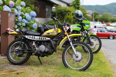 こちらは通称ハスラーと呼ばれたスズキ TS250と、ローソンレプリカと呼ばれたカワサキ Z1000R