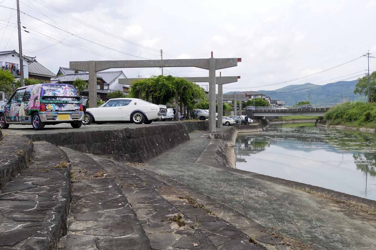 現代の河川ではなかなか見ることができないこの光景。都会では想像もつかないような趣きある会場でクルマのイベントが実施されるのも、地方イベントの魅力のひとつ