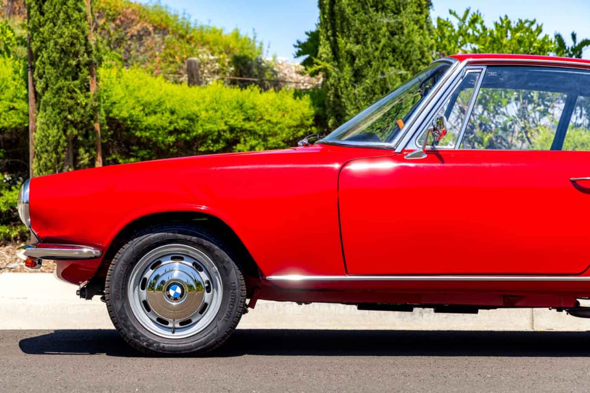 7万5600ドル（邦貨換算約1130万円）で落札されたBMW「1600GT」（C）Courtesy of RM Sotheby's