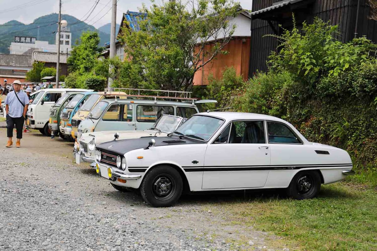 塩田川沿いの塩田津町並み駐車場に、クラシックカーが大集合