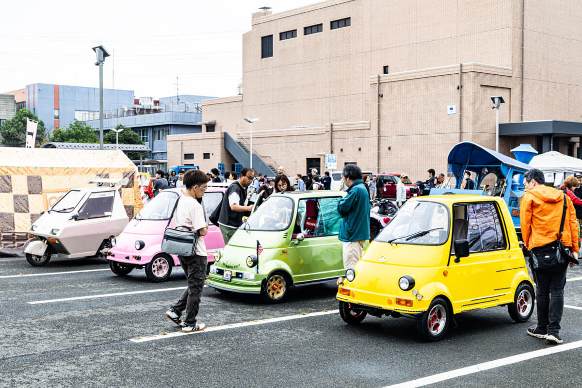 小さくてカラフルなマイクロカーたちが並ぶ