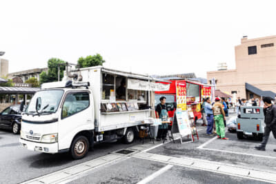 会場内にはキッチンカーも用意された