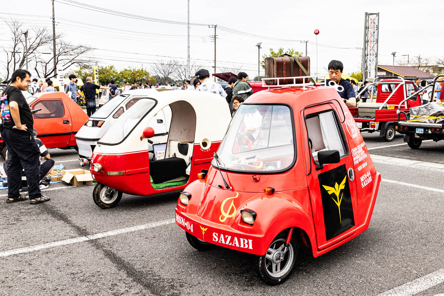 100台のマイクロカーが大集合！ ガンダム「サザビー仕様」に「山崎製