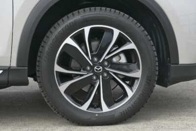 マツダ CX-8：225/55R19というサイズのタイヤを装着