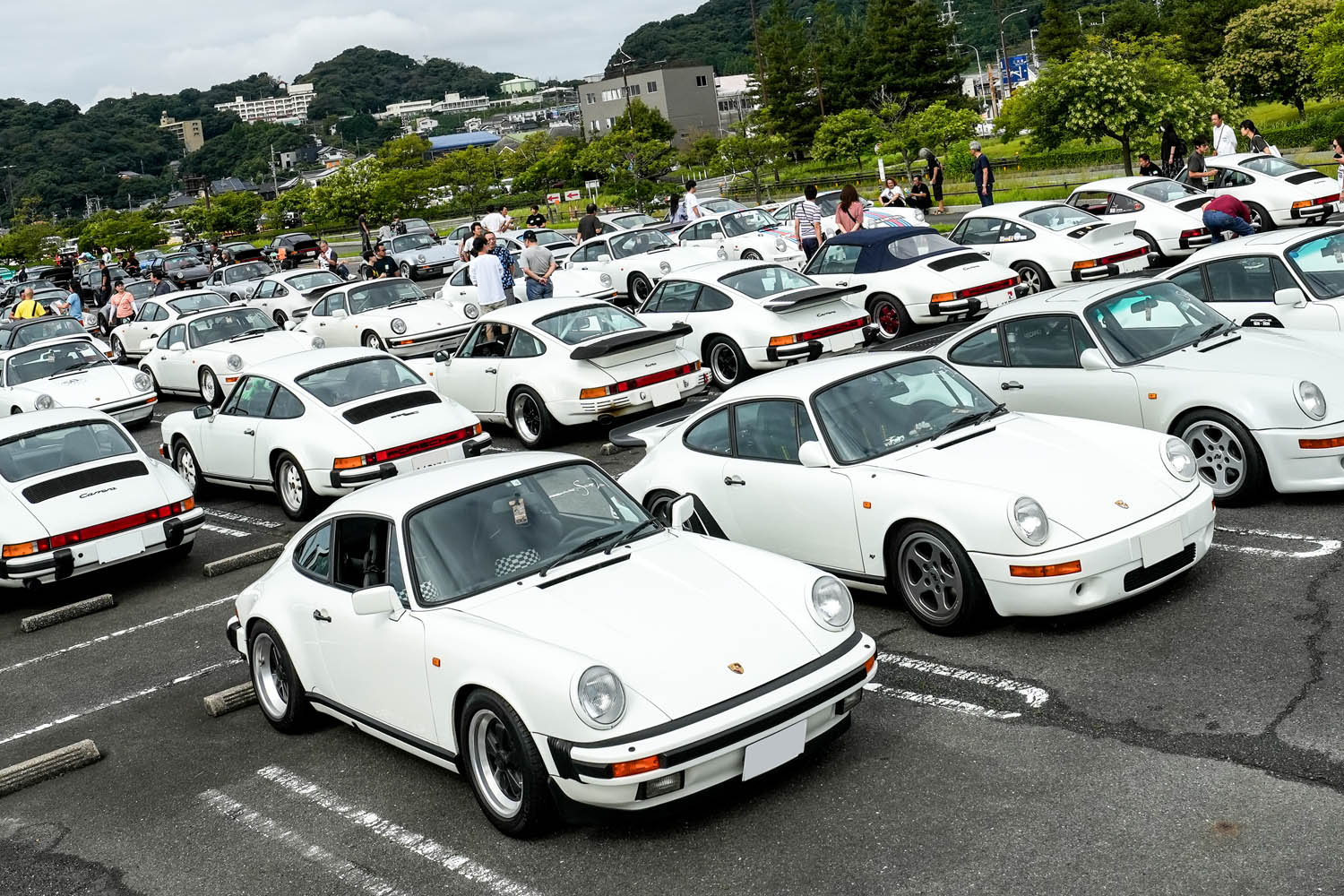 ポルシェ「930」が140台集結！ 2代目「911」誕生50周年記念ミーティングに参加した最長走行距離は、43.3万キロでした