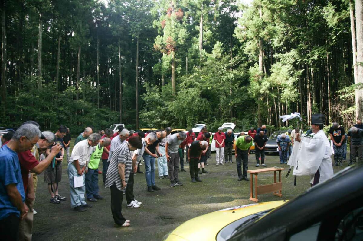 スタート前ミーティングでは、恒例行事となってもいる栃木県日光大室の高龗（たかお）神社の宮司さんによる貴重なお祓いも受けられる