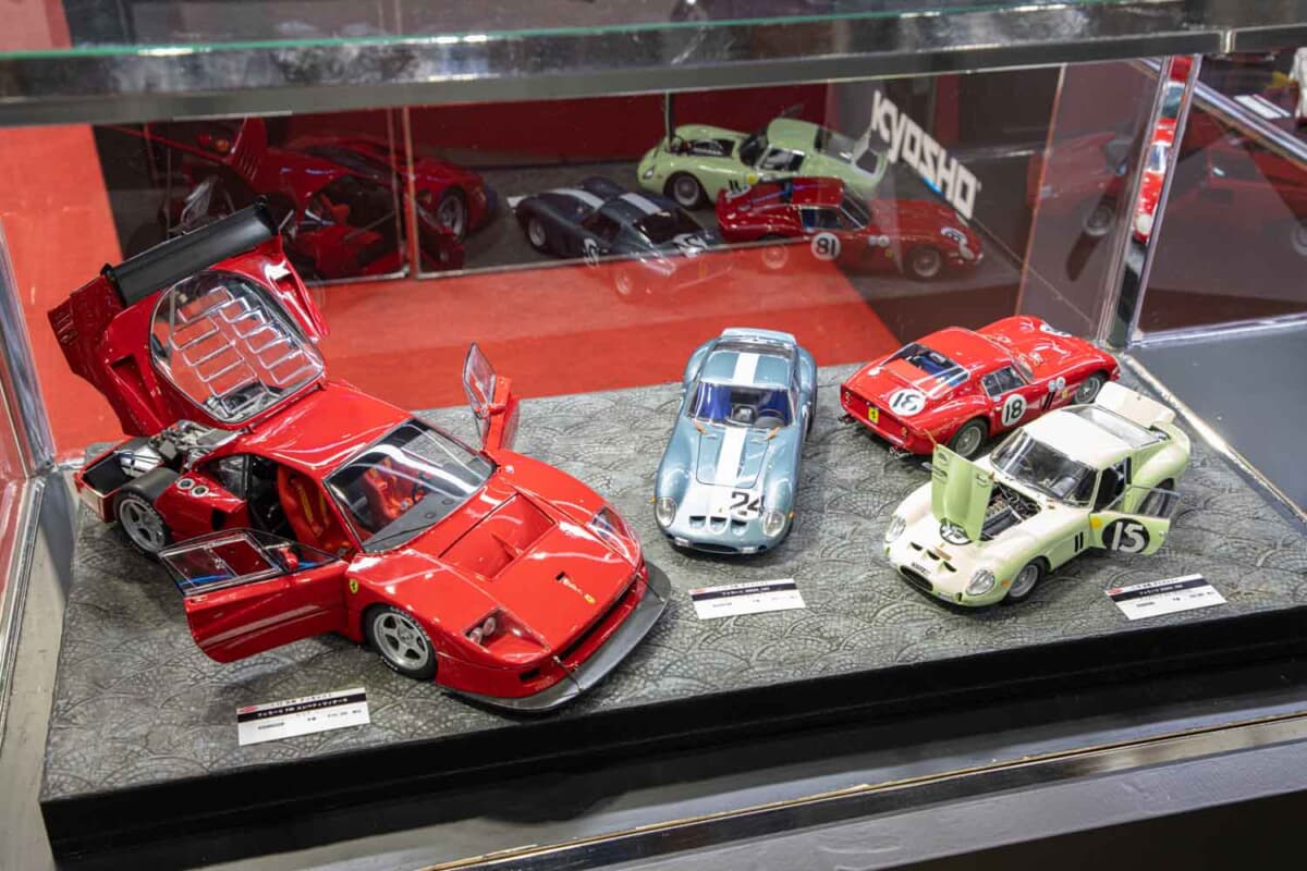 京商オリジナル：1/12スケール フェラーリF40コンペティツィオーネ（左）とフェラーリ 250GTO（右3台）