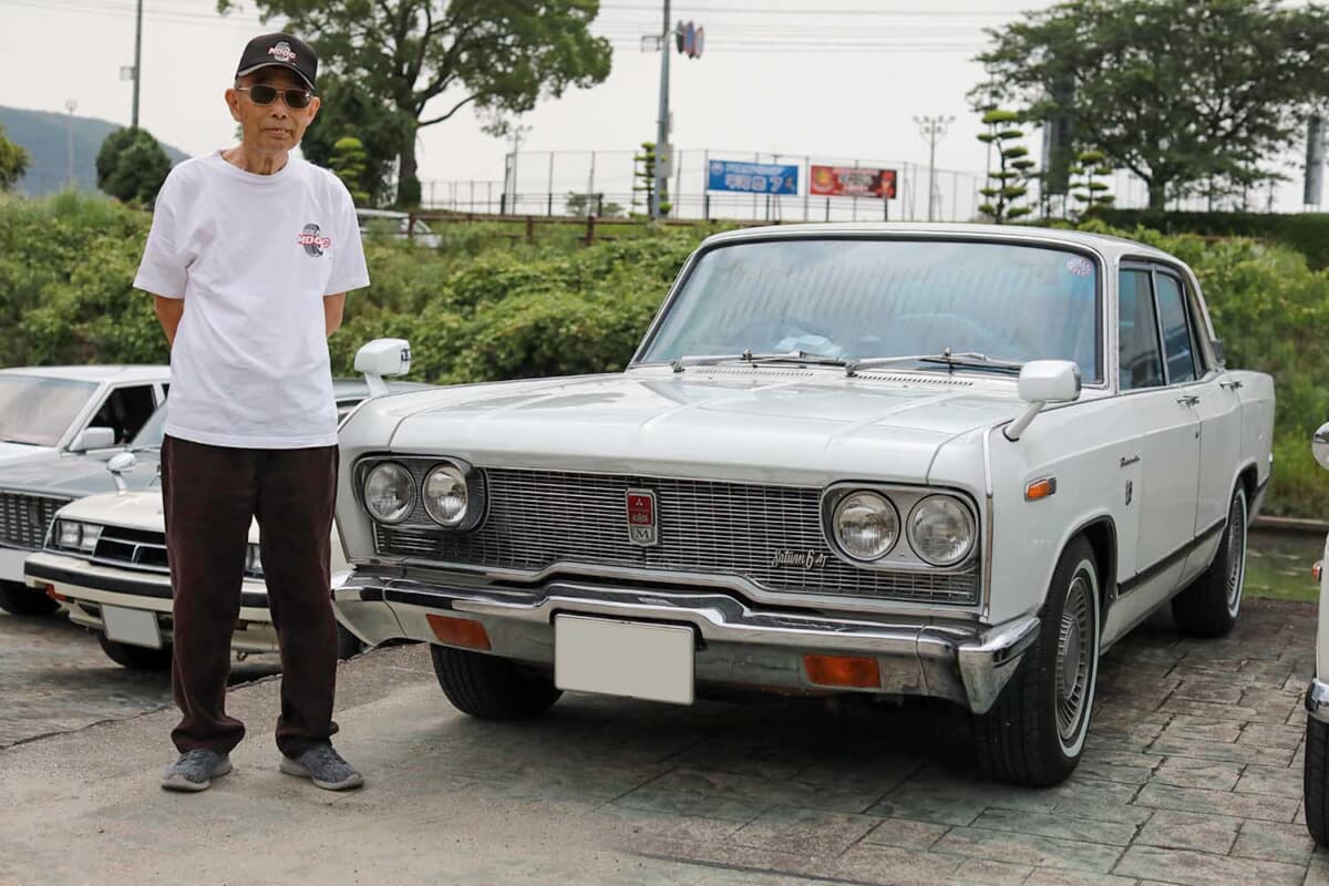 1975年式の三菱初代 デボネアとオーナーの山添さん。グレードはKUで、パワーシートやトランク内冷蔵庫が装備された当時の最上級となる