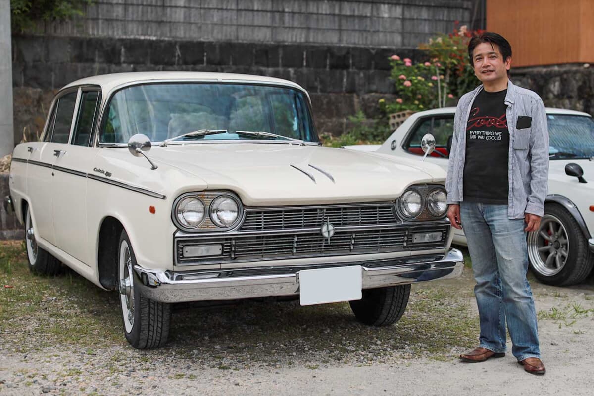 1963年式の日産 セドリックとオーナーの庄嶋さん