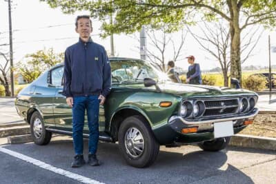 1973年式の日産 710型 バイオレット ハードトップとオーナーの廿楽（つづら）さん