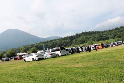 霧島連山を眺める広大な草原の駐車場