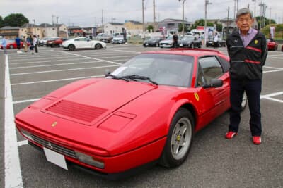 1987年式のフェラーリ 328GTSとオーナーの山田健二さん。「フェラーリは私のすべて」と話す山田さんは現在80歳で非常にお元気なので、フェラーリ木製モデラーとしての活動をまだまだ続けていく