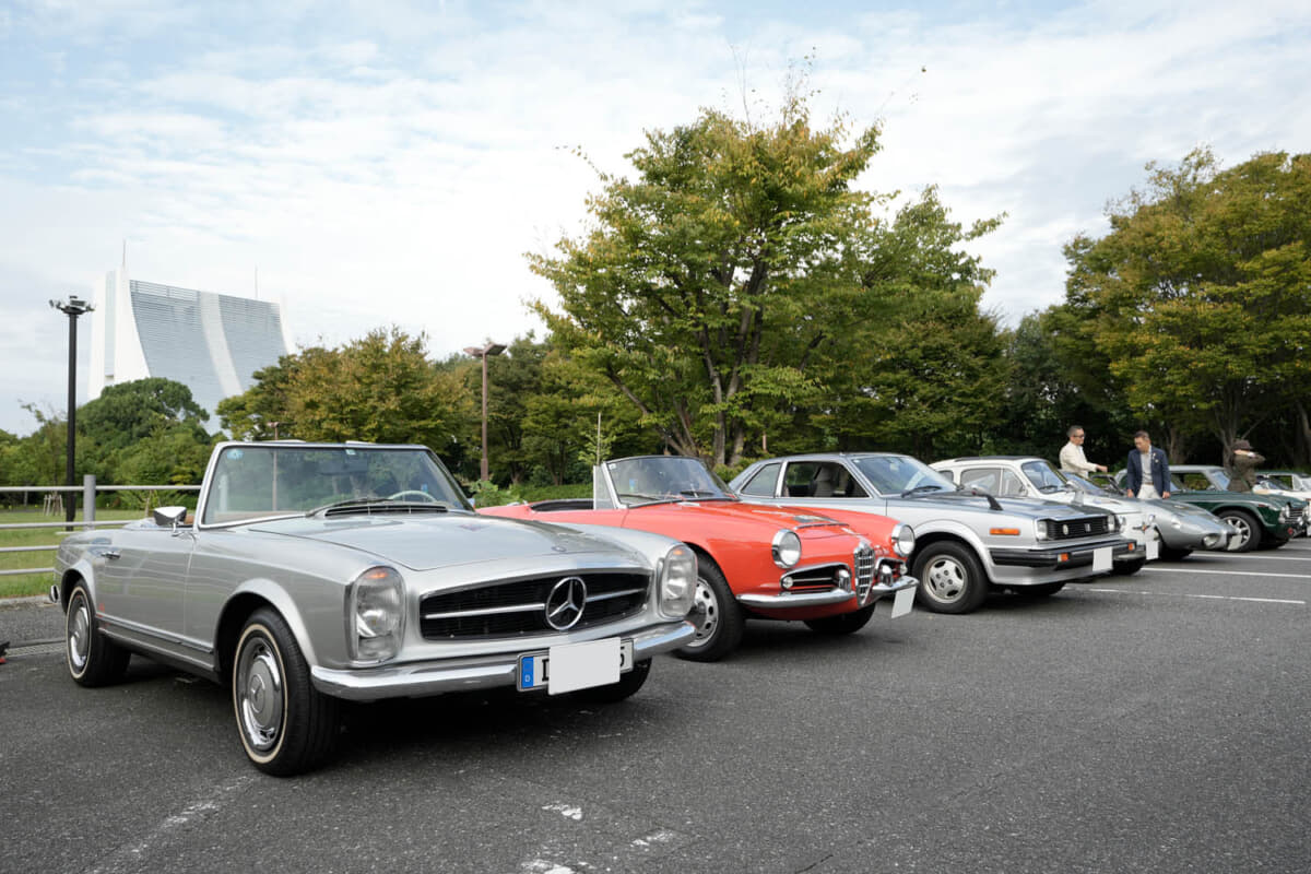 潮風公園駐車場でツーリングスタートを待つ1968年式メルセデス・ベンツ 280SL。エレガントなクーペロードスターである