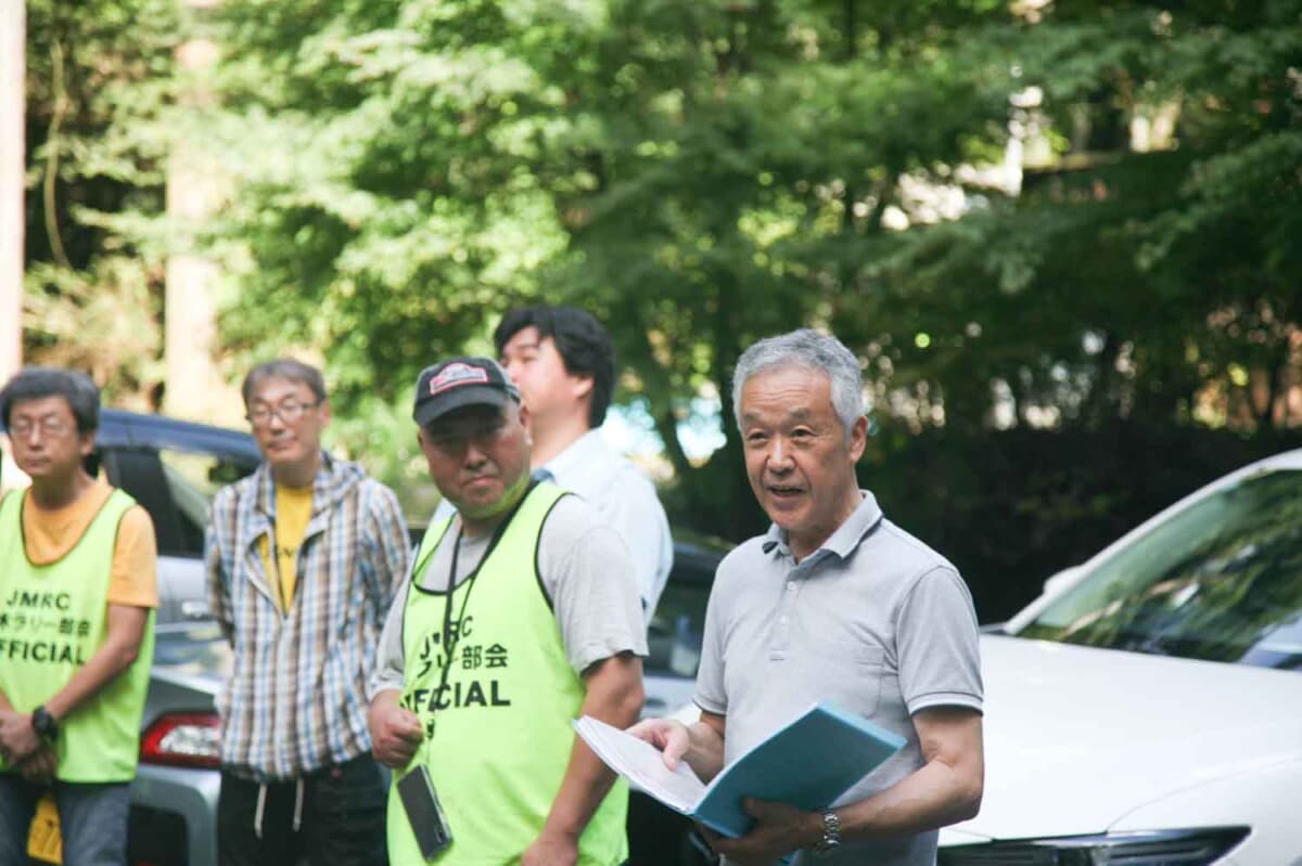 ソネットラリーin日光は50回を迎える歴史あるイベント。主催クラブの眞島 和彦競技長ともども穏やかにブリーフィングが始まる