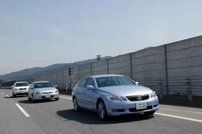 車間距離が短いと追突事故を起こす確率が高くなる