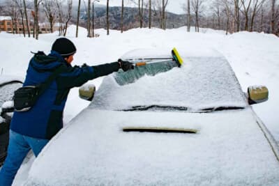 雪国に行く際は、スノーブレードを忘れずに車内に備えておきたい