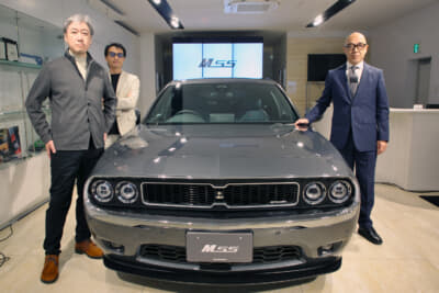 光岡自動車 M55 ゼロエディションと営業企画本部長、内外装デザイナーの記念写真