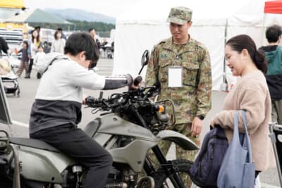 自衛隊の車両展示やはしご車搭乗体験コーナーなどのキッズイベントも実施され、ファンだけでなく多くの家族連れで賑わいを見せていた