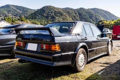 メルセデス・ベンツ190E 2.5-16 エボリューションI：リアスポイラーがエボリューションモデルの特徴のひとつとなっている