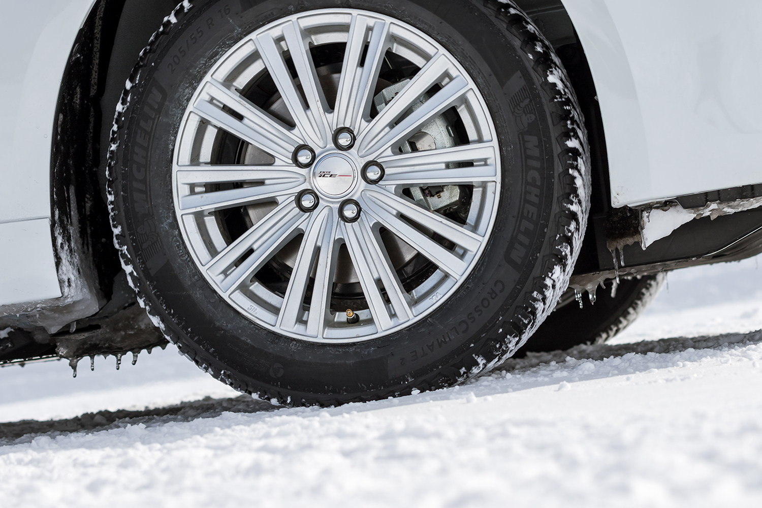 スタッドレスタイヤは中古でもOK？ オールシーズンタイヤなら悩みなし