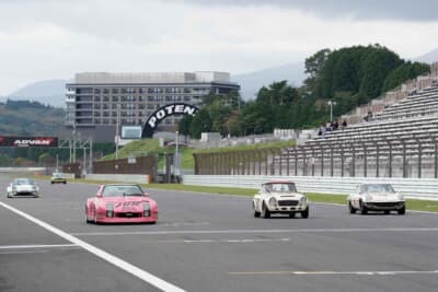 箱車の祭典では懐かしの名車がレーシングコースを全開で走行していた