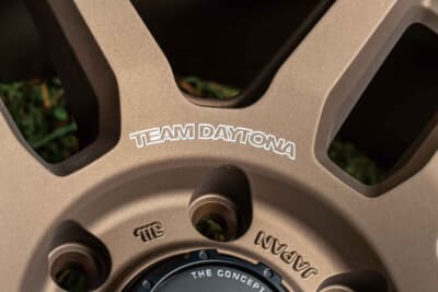 TEAM DAYTONA D325：センターサークルを大きく取り、ショートスポーク化した造形もヨンクとは好相性。センター周囲にはA.M.T.ロゴが。ステータス度も高い