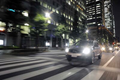 信号で停車中でも、夜間はヘッドライトを点灯しておくのが原則だ