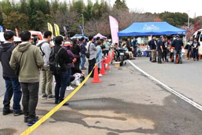 同会場では「BDSバイクセンサー秋の祭典2024」が開催されており、そちらにやってきた一般観客も興味津々でこの体験走行会を見守っていた