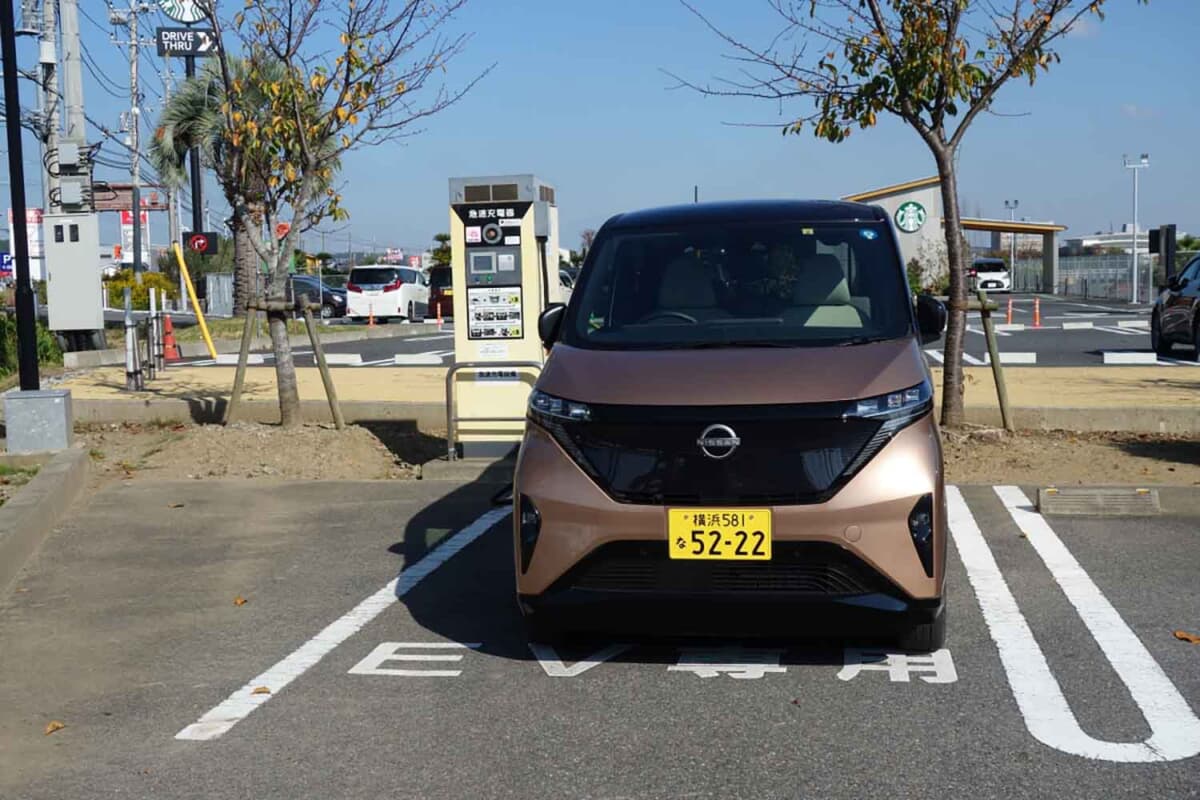 日産サクラの場合、50kWの急速充電器で80%充電までに40分かかる