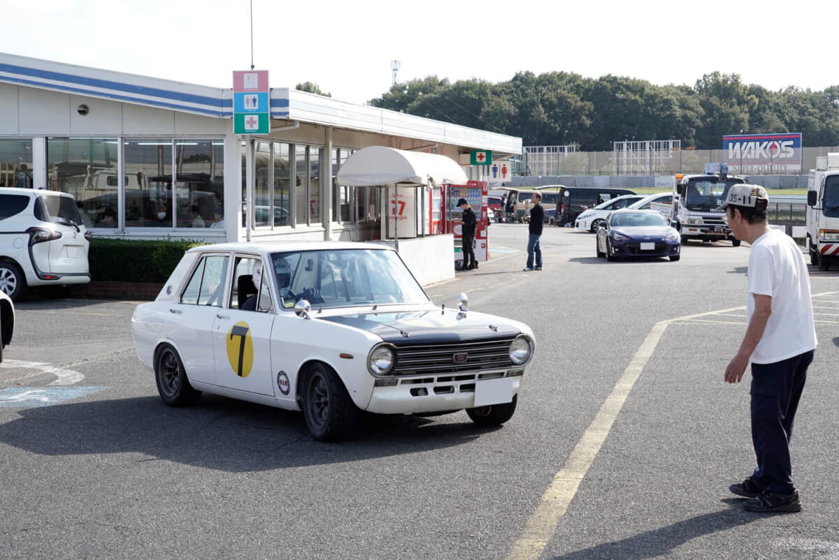 久しぶりに動ける状態にしたというダットサンB10型サニー。前日の練習走行日、父・昭夫さんが見守るなかコースインする祐一さん