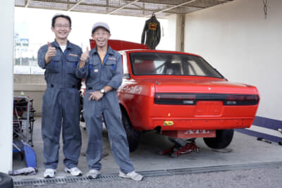 ヒストリックカーレースデビューを、AE86レース時代のライバルであり友人の松下さん（左）が前日よりサポート。下平選手も心強いことだろう