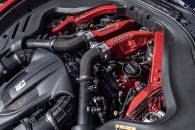 最高出力620ps／最大トルク760Nmを発揮する3.9L V8ツインターボエンジンをフロントに搭載