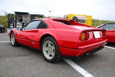 フェラーリ 328GTS：ピニンファリーナによる美しいプロポーションは山田さんの琴線に触れるもので、見るたび、乗るたびに刺激を受けている