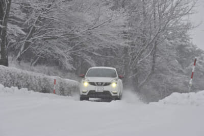 非降雪地帯から雪国に行く場合も、しっかりスタッドレスに履き替えて備える