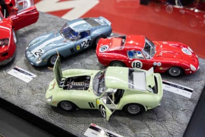 京商オリジナル：1/18スケール フェラーリ 250GTO。手前のグリーンのみ右ハンドルで、かつて松田コレクションに展示されていた車両そのものをモデル化