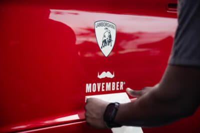 ボンネットに口ひげのデカールを貼ったランボルギーニは、Movemberのメッセージを発信しながら市内の名所を巡った