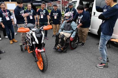 事故で機能障がいを負ってしまってから初めてまたがるバイク。もう一度ライダーへ、その緊張感が周りにも伝わってくる