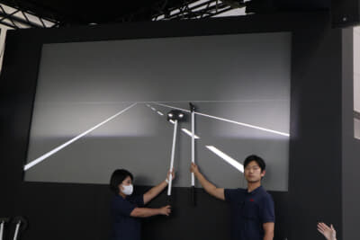 対向車と歩行者の様子
