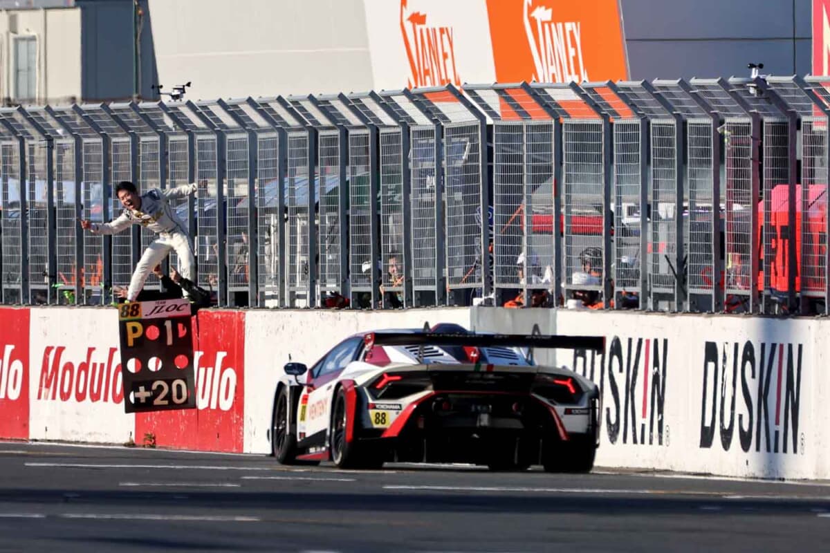 88号車VENTENY Lamborghini GT3がチェッカーを受けるシーン