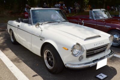 息子の恵太さんが物心ついたときには、すでにフェアレディ2000とスカイライン2000GT-Rがあったという