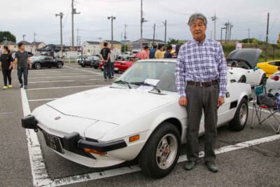 1974年式のフィアット X1/9とオーナーの“hirodent”さん。1989年2月に購入した日産 初代シーマにも乗っている